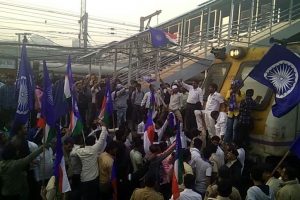 Maharashtra shutdown: Rail blockade in Palghar, Thane