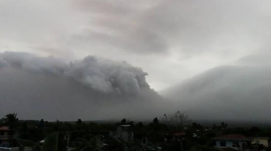 12,000 flee as Philippines warns of volcano eruption