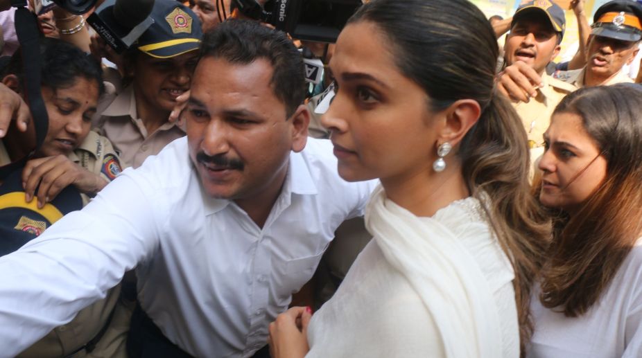 Deepika visits Siddhivinayak temple for ‘Padmaavat’