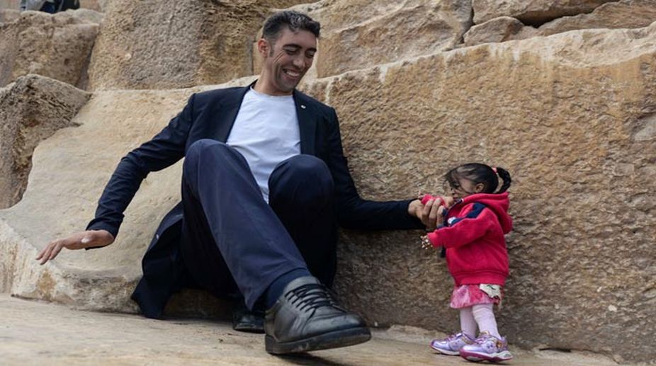 World’s tallest man meets world’s shortest woman for incredible photoshoot
