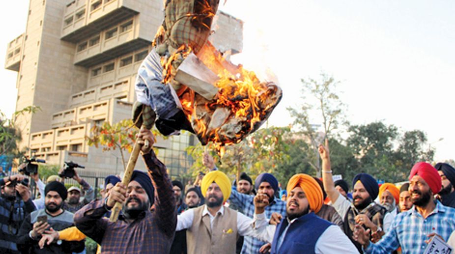 Family members of victims of 1984 anti-Sikh riots burn effigies of senior Congress leaders Jagdish Tytler and Sajjan Kumar in the capital on Tuesday (Photo: Ritik jain)