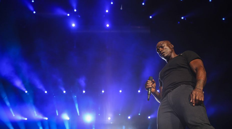 Singer Seal sexual battery case dropped