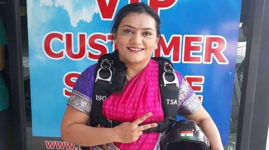Pune girl sets new record after skydiving in a sari!