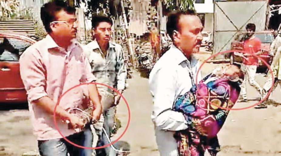 Denied stretcher, Bihar man carries sick baby in arms with oxy cylinder