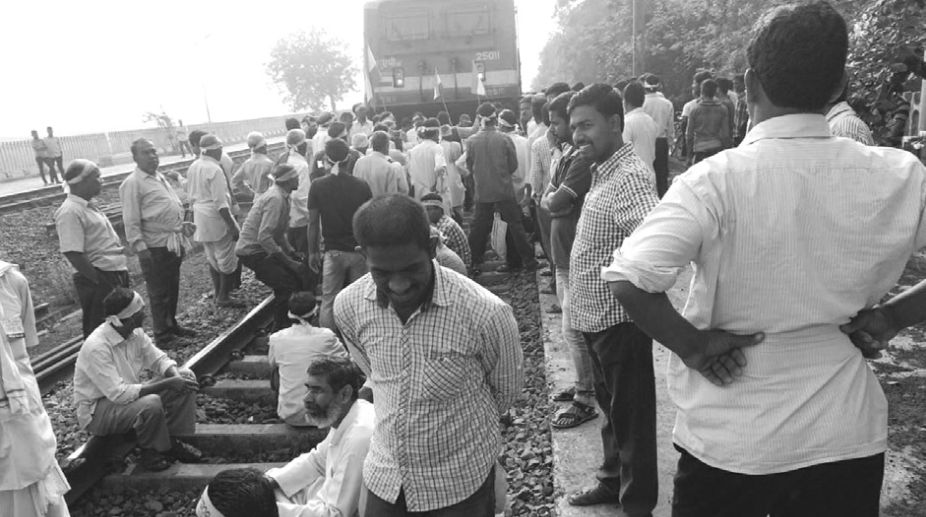 Farmers stage rail roko agitation in Jagatsinghpur