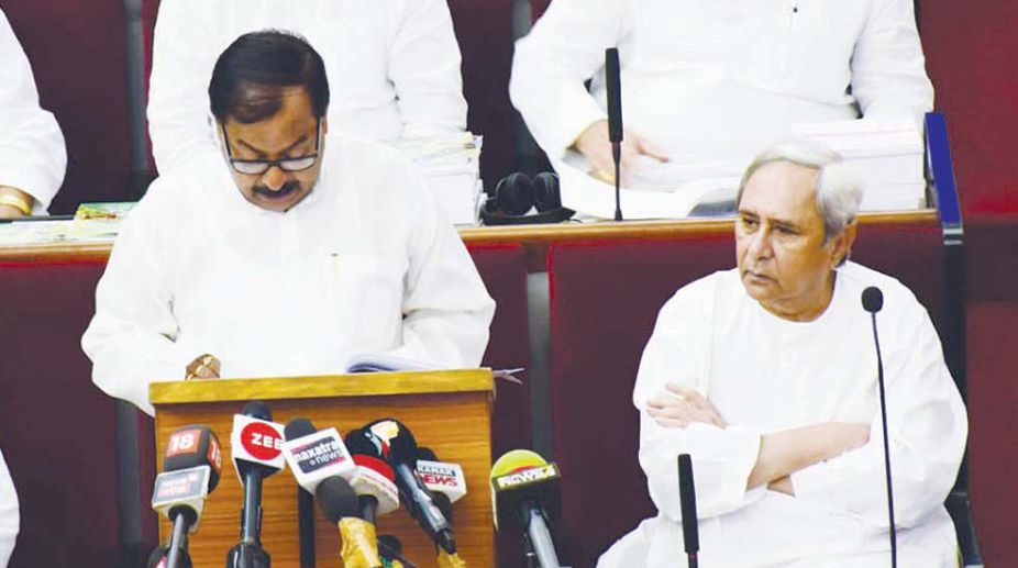 Finance minister presents Rs 1,20,028cr Budget for 2018-19