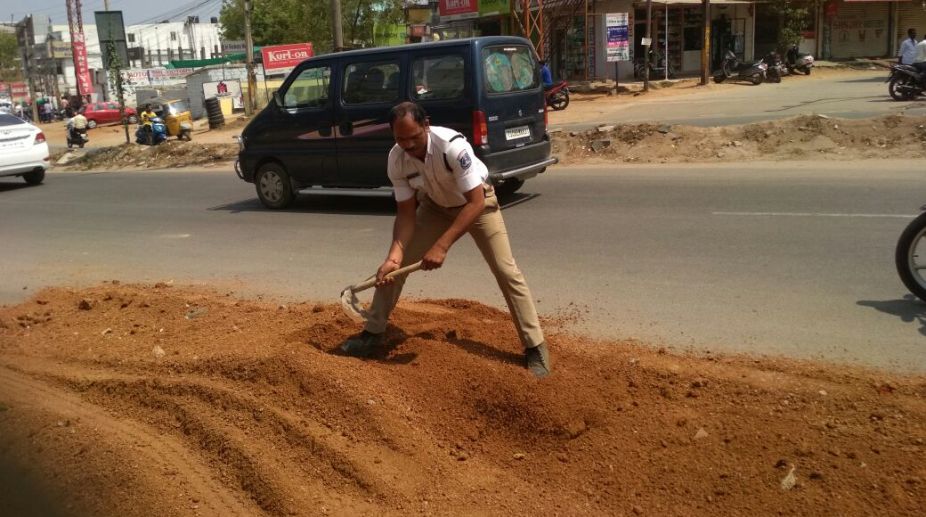This traffic cop in Hyderabad is being praised for filling up potholes on Ugadi day
