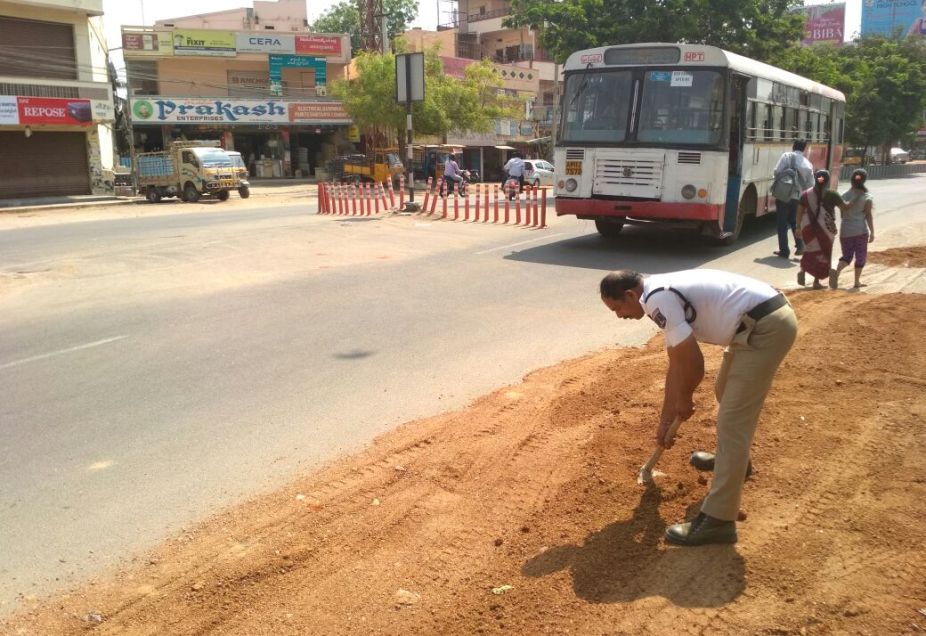 Telangana Home Guard fills Pothole
