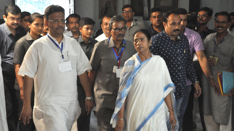 Federal front: Mamata meets Sharad Pawar, Kanimozhi in Delhi
