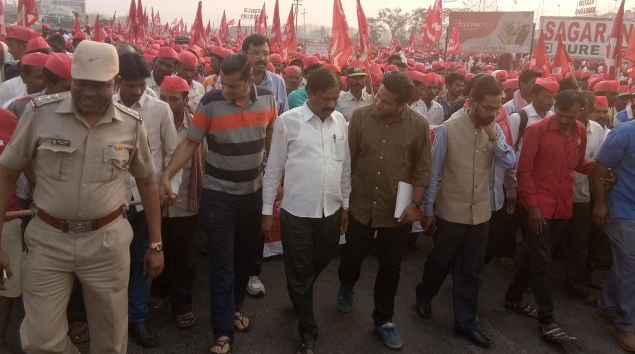 Maharashtra: 30,000 farmers march toward Mumbai to protest outside Vidhan Sabha