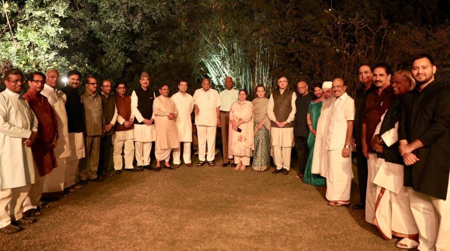 Sonia hosts dinner for opposition, prominent leaders attend