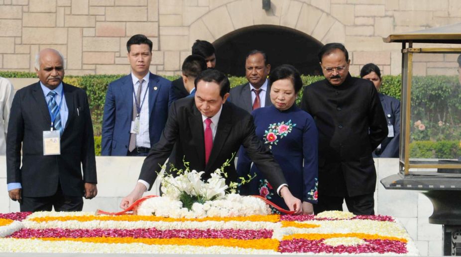 Vietnamese President pays tribute to Mahatma Gandhi at Rajghat