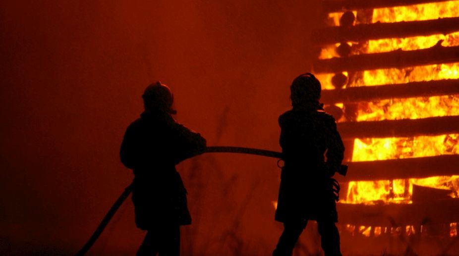 Kolkata building catches fire, fireman injured