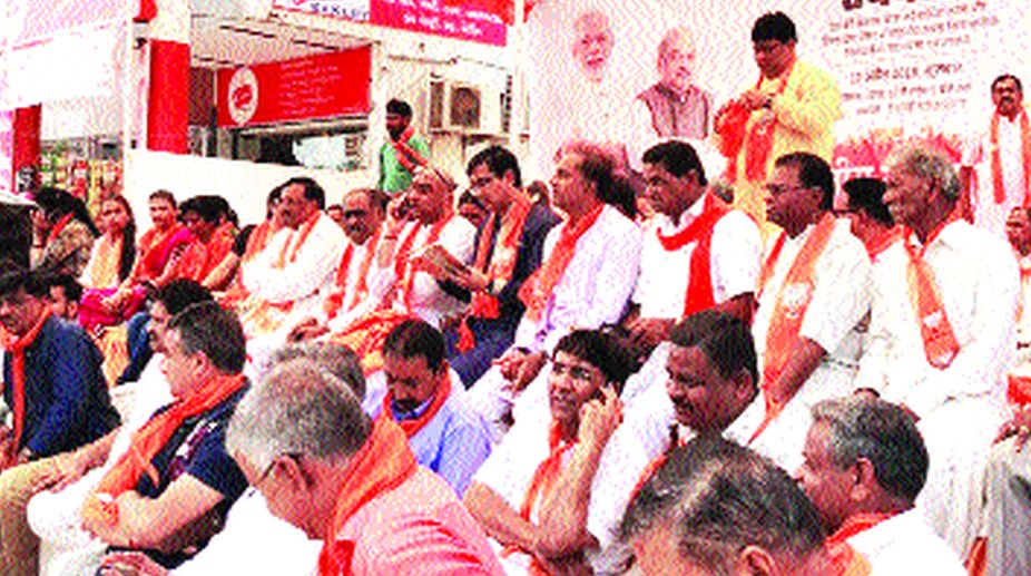 Hawkers suffer for Gujarat BJP fast