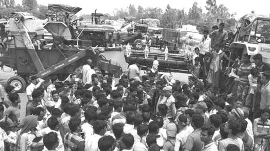 Harvester owners in N Dinajpur protest pending road papers