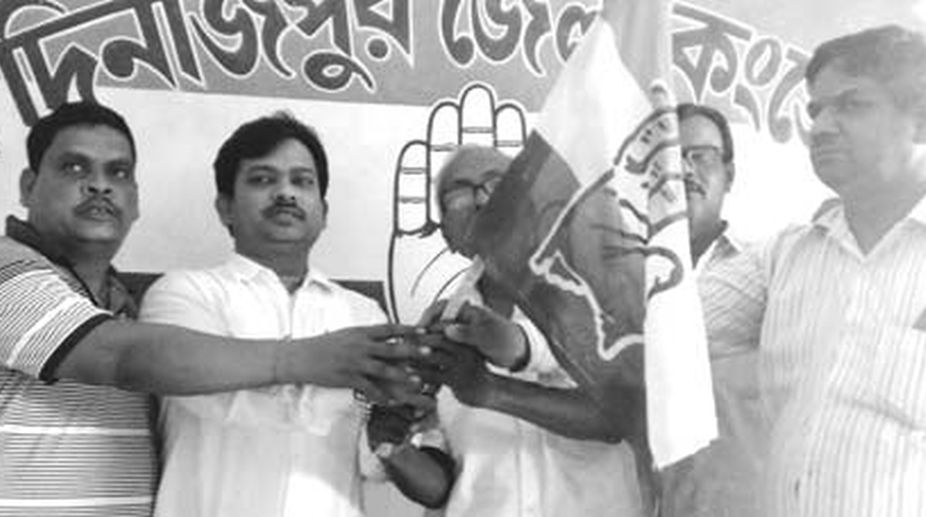 In S Dinajpur, TMC leader joins Cong