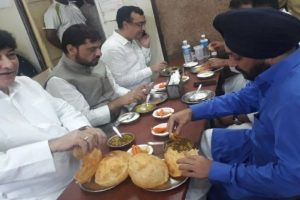 Congress leaders enjoy chhole bhature before Rajghat fast