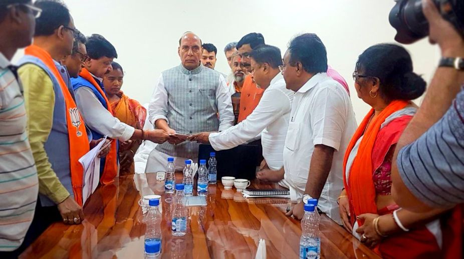BJP delegation meets Venkaiah, Rajnath over Bengal pre-poll violence