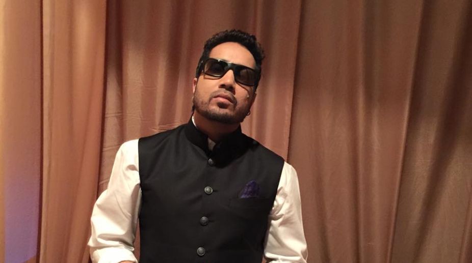 Singer Mika Singh robbed of Rs 300,000 cash, jewels