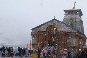 Heavy snowfall halts pilgrimage to Kedarnath