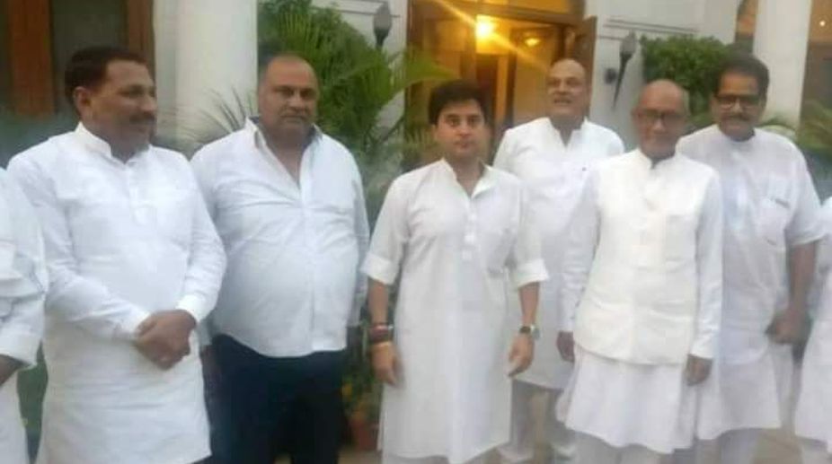MP Congress factions sink differences