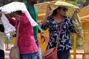Heat wave sweeps across India