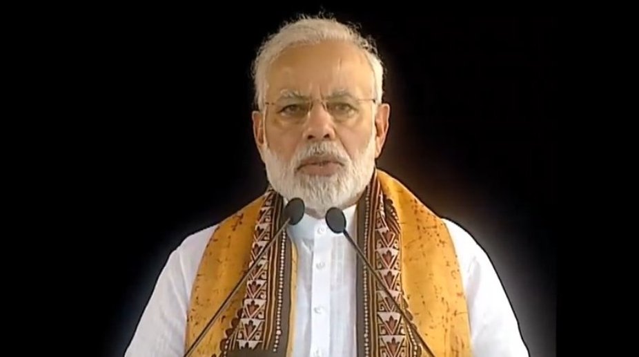 CM Mamata on stage, Modi apologises for non-availability of drinking water in Shantiniketan