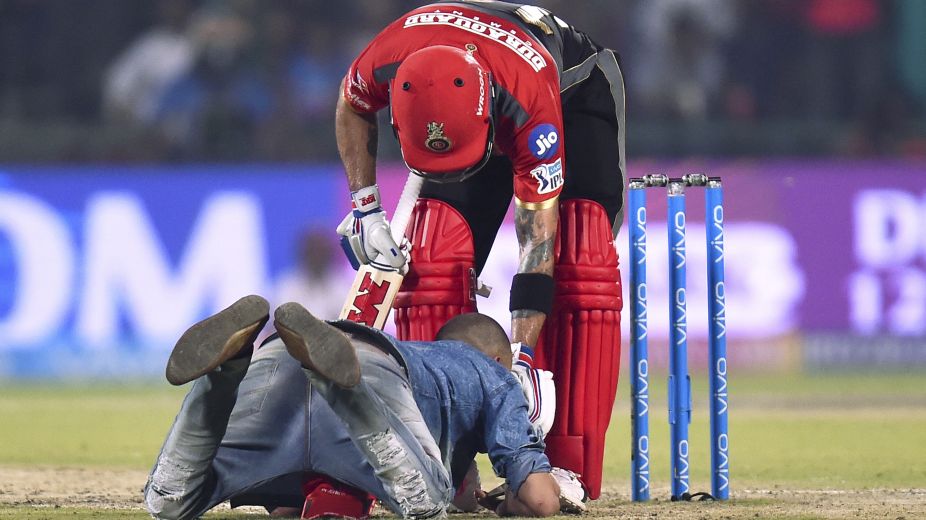 Watch | IPL 2018: Virat Kohli fan breaches security to touch his feet