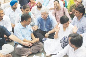 CCTV: AAP stages dharna outside Baijal’s office after ‘permission denied’ to MLAs