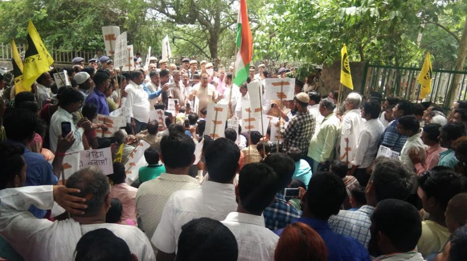 Delhi: Street vendors protest eviction drive, meet L-G Anil Baijal