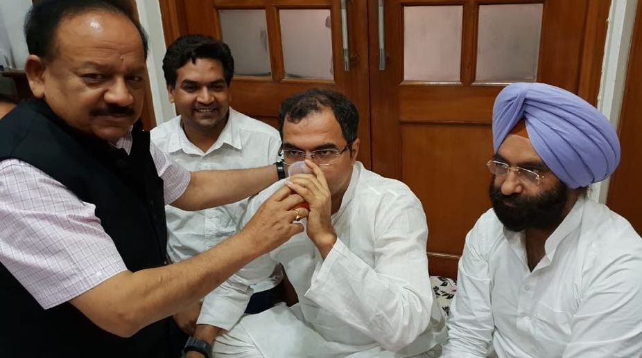 BJP leaders end their hunger strike at Delhi Secretariat