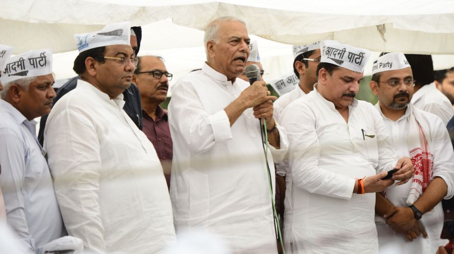 Kejriwal’s sit-in continues, Yashwant joins AAP rally
