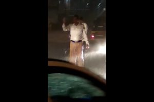 Social media is hailing this Mumbai cop for doing duty in pounding rain