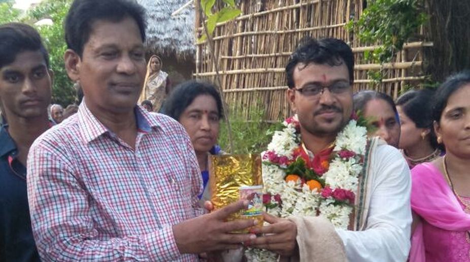 Groom receives 1001 saplings as wedding gift