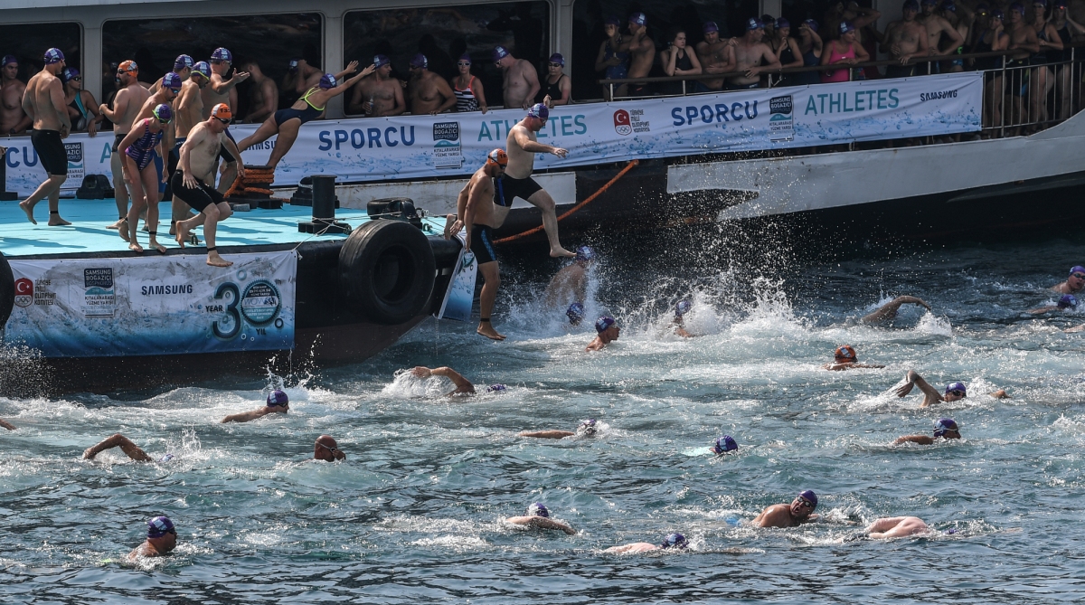 2,400 athletes swim in Bosphorus Strait from Asia to Europe