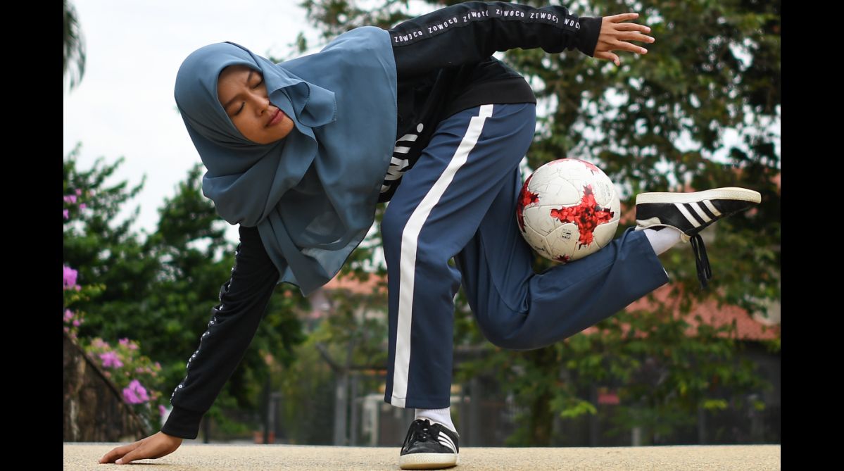 Headscarved Malaysian girl wows with freestyle football skills