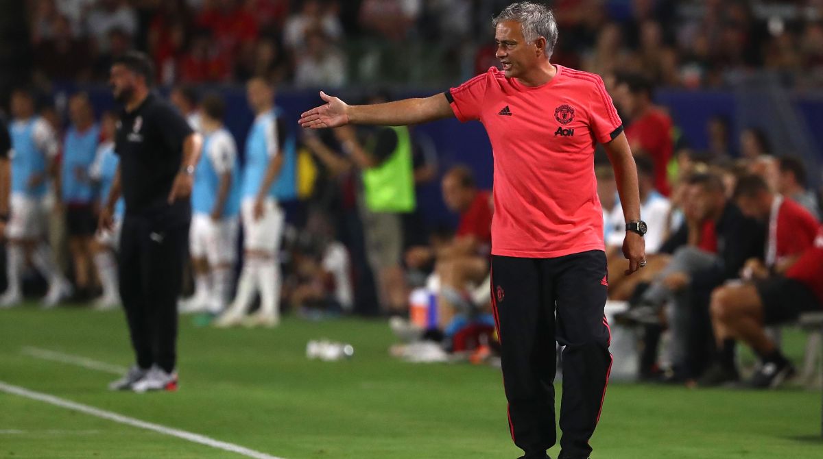 Mourinho frustrated as Premier League clubs race to beat new deadline