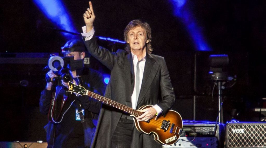 Paul McCartney recreates Beatles Album Art of crossing Abbey Road - The ...
