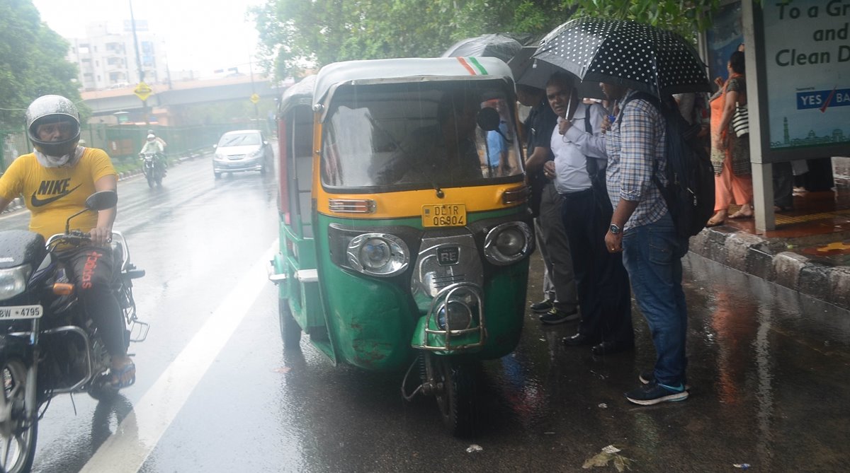 Heavy rain lashes Delhi-NCR, throws traffic out of gear