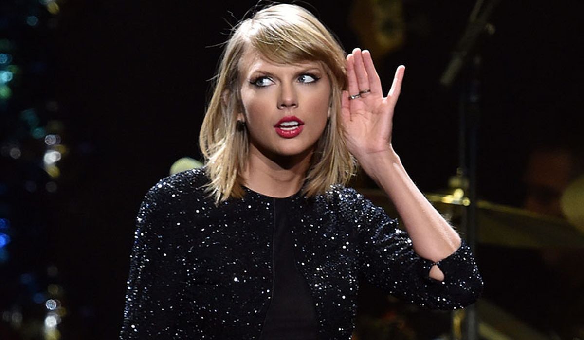 Taylor Swift handles concert malfunction with ease