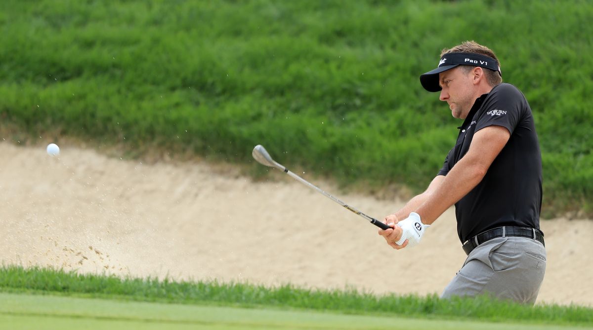 Poulter leads Bridgestone with 62, Woods four back