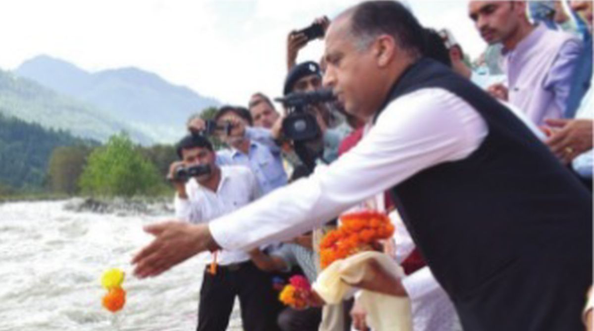 Jai Ram Thakur immerses Vajpayee’s ashes in Manali