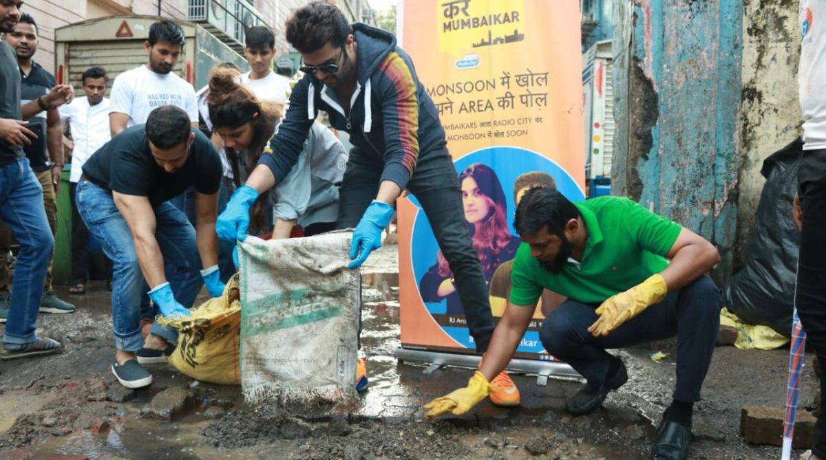 RJs in Mumbai fill potholes under ‘Kar Mumbaikar’ initiative