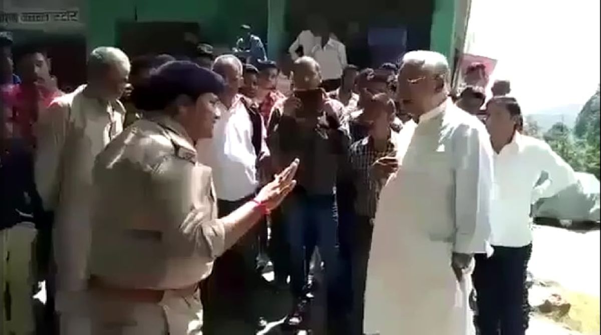 Brave female police inspector teach lesson to rough politician in Uttarakhand
