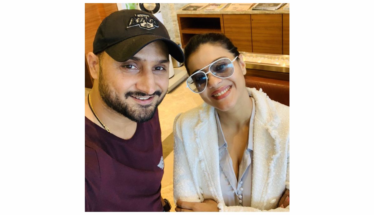 ‘Jab I Met Simran’: Harbhajan Singh shares an adorable selfie with Kajol