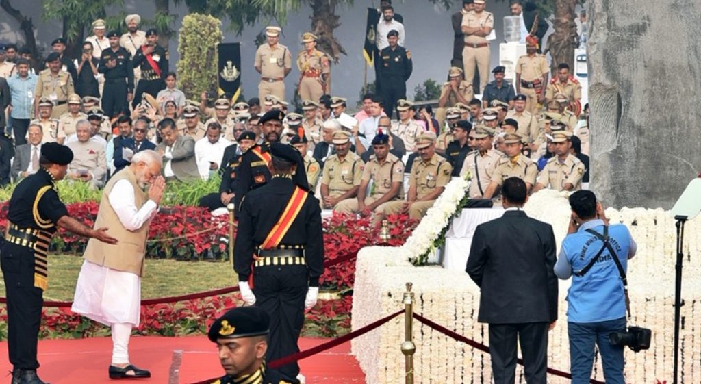 Prime Minister Modi lays wreath