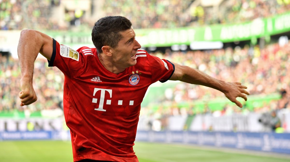 Ten-man Bayern end winless streak as Alcacer keeps Dortmund top