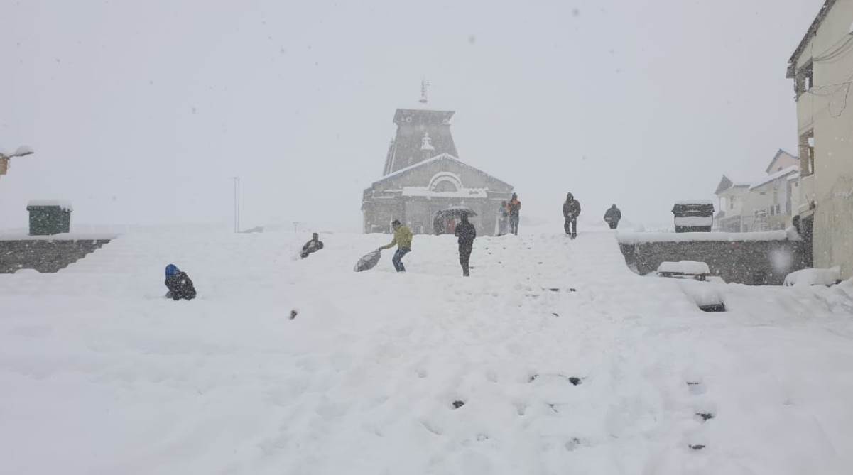 Heavy snowfall in Kedarnath, parts of Uttarakhand brings mercury down