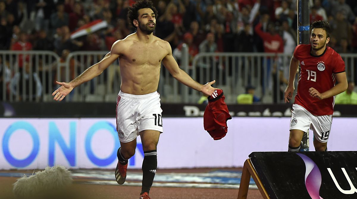 Salah fires Liverpool seven points clear, United extend winning