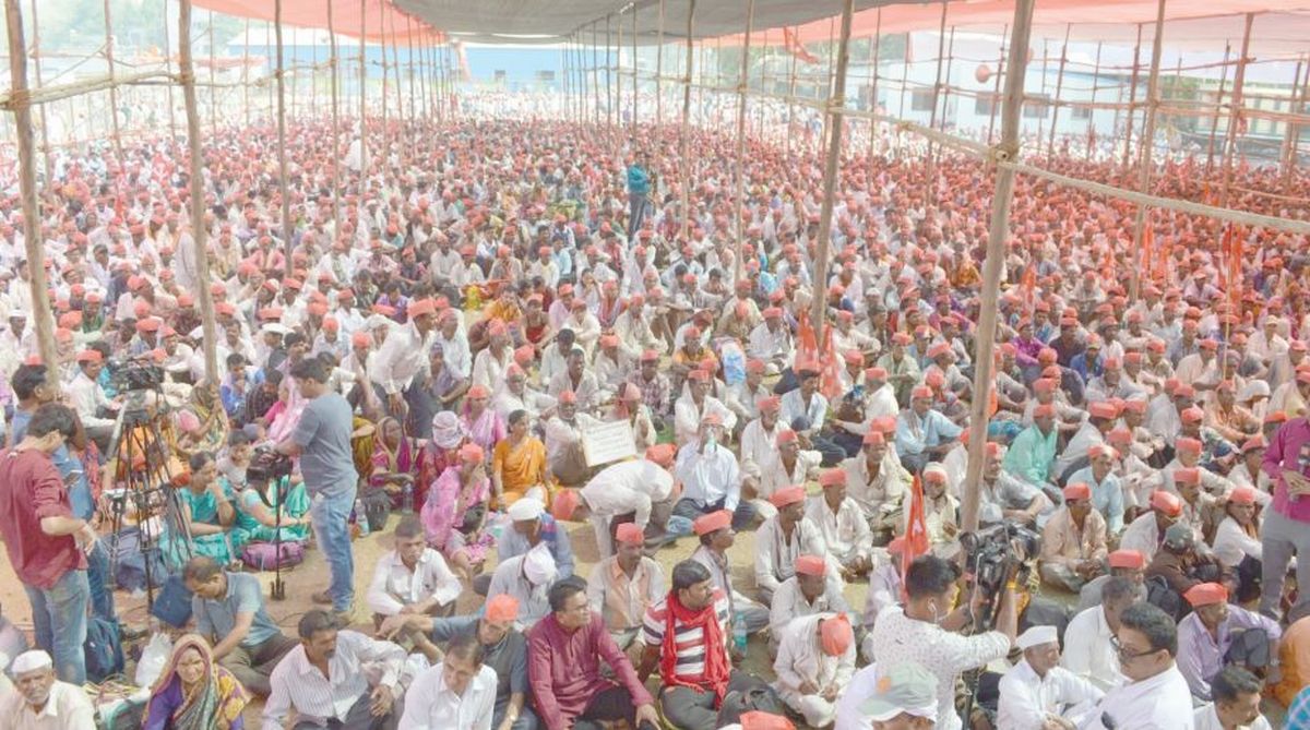 Thousands of farmers march from Thane to Mumbai, demand land rights, loan waiver